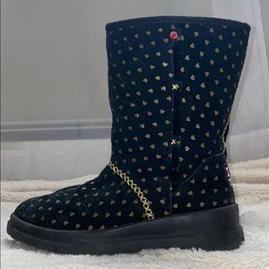 Black and gold UGG boots 🖤💛
